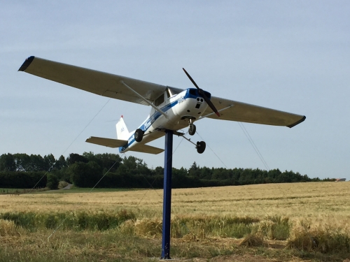 totem , avion , cessna,panneau indicateur,airpark,village aéronautique,aero delahaye verchocq,aerodrome privé 